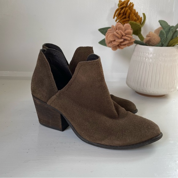 Steve Madden Adelphie bootie // size 9 / green suede leather / heel / EUC - Picture 3 of 3